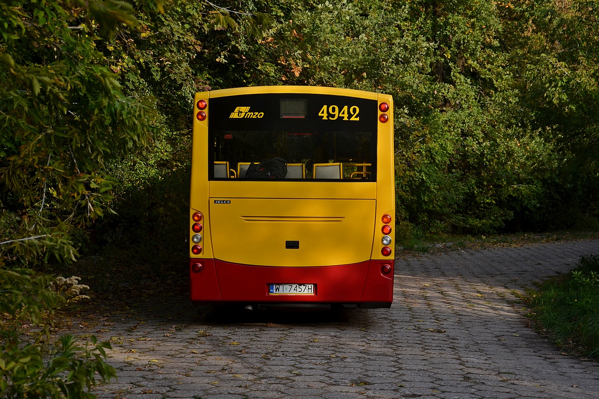 4942
Manewry na ulicy Improwizacji, ktĂłre pochĹonÄĹy sporo czasu z imprezy dziennej
Słowa kluczowe: PoĹźegnanieWarszawskichJelczy M121I