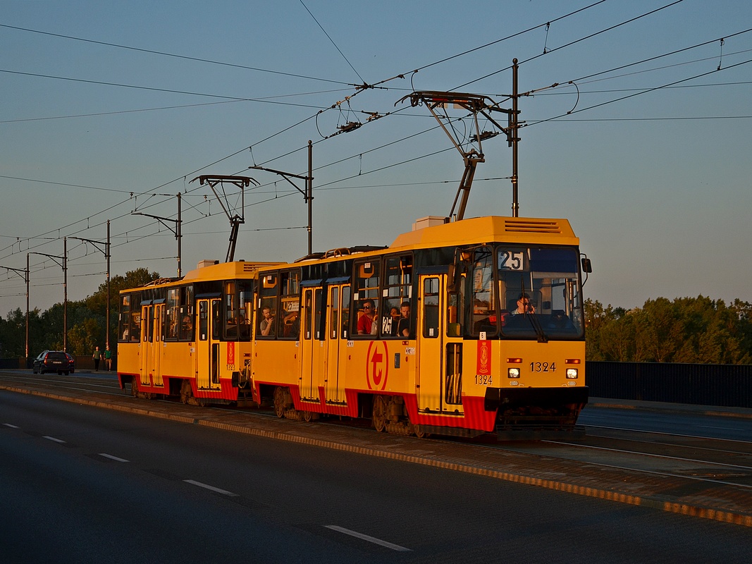 1324+1323
(20:45) - 17 minut przed zachodem słońca. Zrobienie sensownego zdjęcia o takiej porze graniczy z cudem w mieście (nie dotyczy mostów nad Wisłą), chyba że gdzieś na polu wyszłoby idealne ;) 
