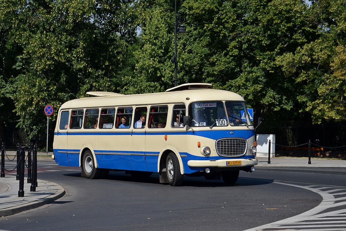 8081
Drohiczyn skrÄca z Alej Ujazdowskich w BagatelÄ
Słowa kluczowe: J043