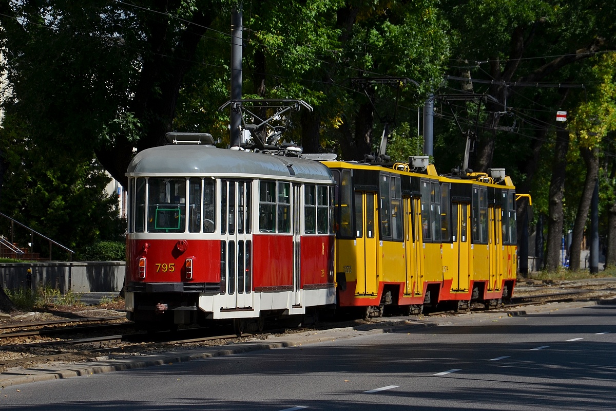 1374+1373+795
Awaryjny piÄtkowy zjazd parĂłwki z linii 36 przy pomocy skĹadu 1374+1373
Słowa kluczowe: Awaria Konstal13N Holowanie