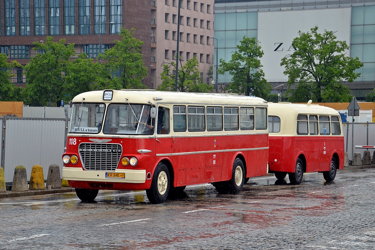 118+600
Pierwszy raz na zlocie w Warszawie. Ikarus 620 z doczepkÄ Karosa B40 #600.
Słowa kluczowe: NM2019 IK620