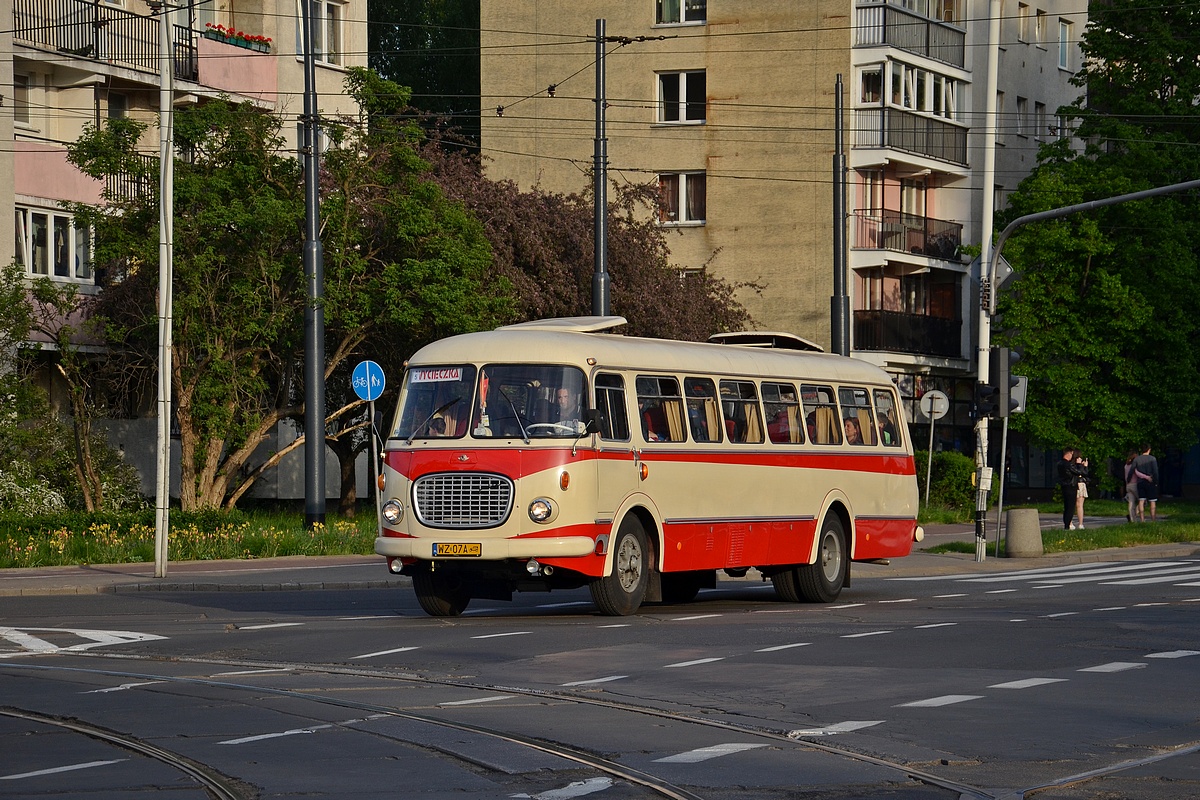 WZ 07A
WyglÄda na to, Ĺźe ten Jelcz pana OlszaĹskiego byĹ ostatni raz na zlocie 5 lat temu. Dlatego to dopiero drugie jego zdjÄcie na WGKM
Słowa kluczowe: J043 NM2021 Parada