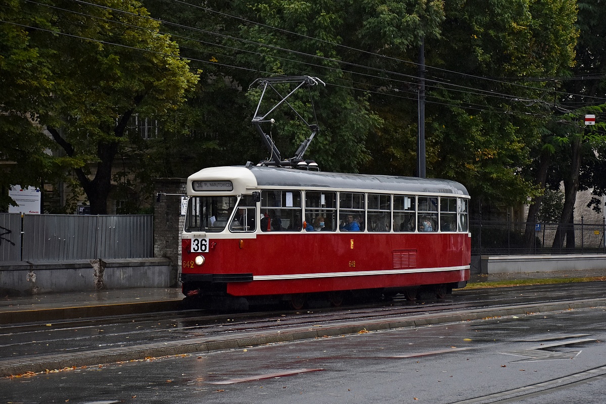 642
Dzisiaj po remoncie wyjechaĹ 642

