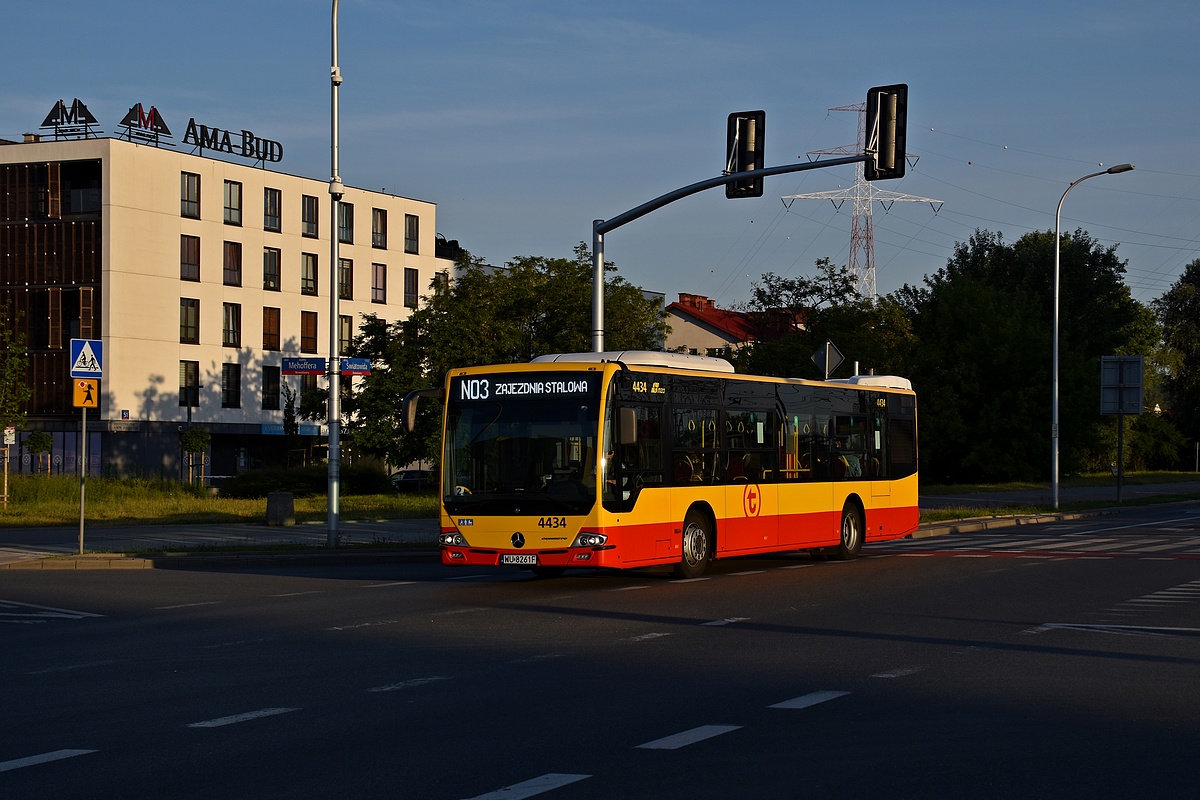 4434
Tradycja letnich porankĂłw kontynuowana. Po ostatnich zmianach rozkĹadĂłw to ostatni nocny kurs z NowodworĂłw o 5:17. Nawet trochÄ ludzi nim jechaĹo, poniewaĹź zostaĹ mÄdrze ulokowany pomiÄdzy kursami 509. No i brygada 202 ĹÄczona z 516 przeszĹa do historii.
