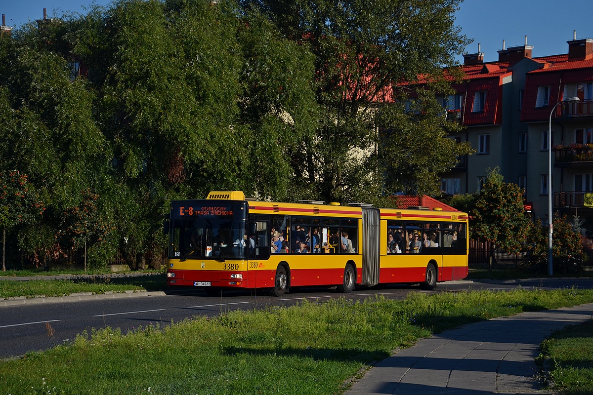 3380
Zapchane E-8 podÄĹźa objazdem z II etapu Budowy trasy tramwajowej na Nowodwory.
