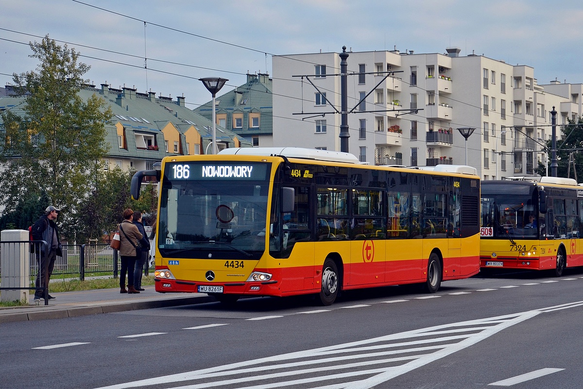 4434
KrĂłtki Mercedes ze Stalowej jako ciekawostka na 186 za Mobilis 
Słowa kluczowe: DziwadĹo