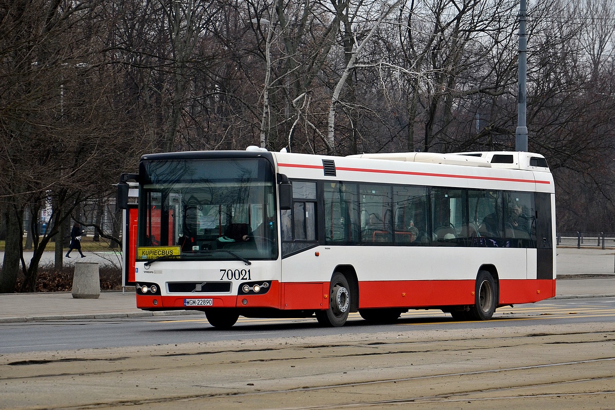 70021
W dni robocze jako korpobus a w weekendy jako kupiecbus ;) Tak to doĹÄ czÄsto bywa z tym wozem
