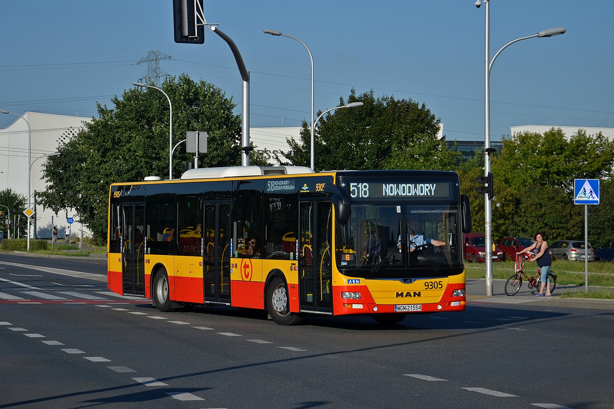9305
Na co dzieĹ widujemy na tej linii przegubowe Many. W ten weekend, z uwagi na roszady w obsadzie, mogliĹmy zobaczyÄ krĂłtkiego Mana z Grodziska.
