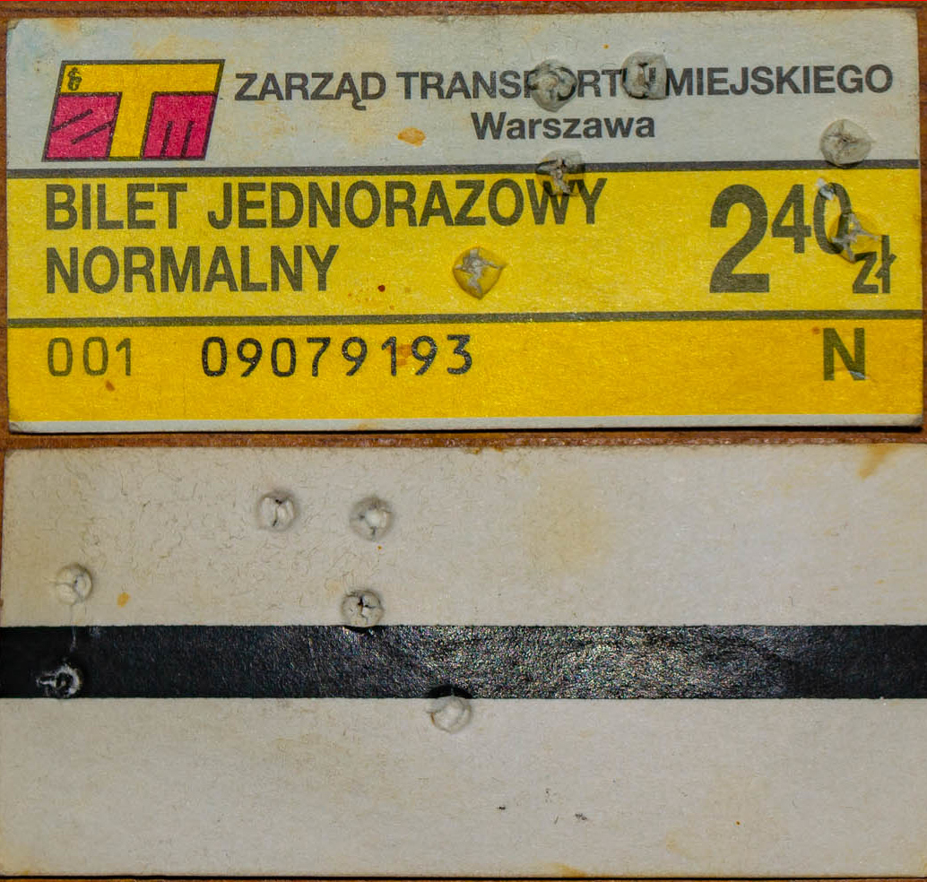 Bilet jednorazowy za 2,40
A odstÄpmy chwilowo od ciÄgĹego wrzucania autobusĂłw. Jako, Ĺźe szkoĹy pozamykane i jest duĹźo czasu, to po przekopaniu masy starych biletĂłw udaĹo siÄ wygrzebaÄ pochodzÄcy z poczÄtku stulecia bilet jednorazowy. Pochodzi on najpĂłĹşniej z roku 2002, gdyĹź zostaĹ skasowany w "dziurkaczu".
