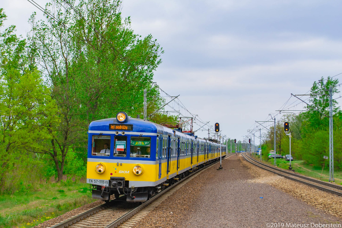 EN57-1115+EN71-044
PociÄg meczowy z kibolami Lechii GdaĹsk w drodze na finaĹ Pucharu Polski z JagielloniÄ.
