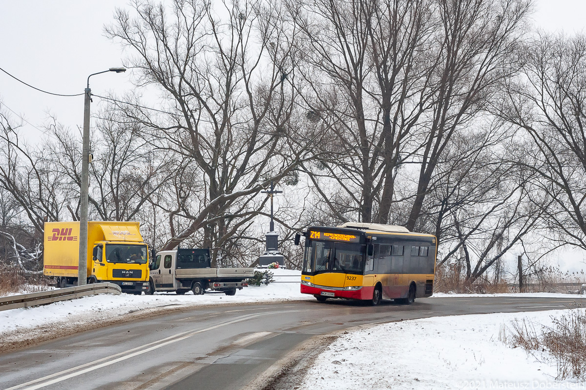 9237
ĹťĂłĹto-czerwony autobus w tym miejscu nie naleĹźy do codziennoĹci.
Słowa kluczowe: Zima