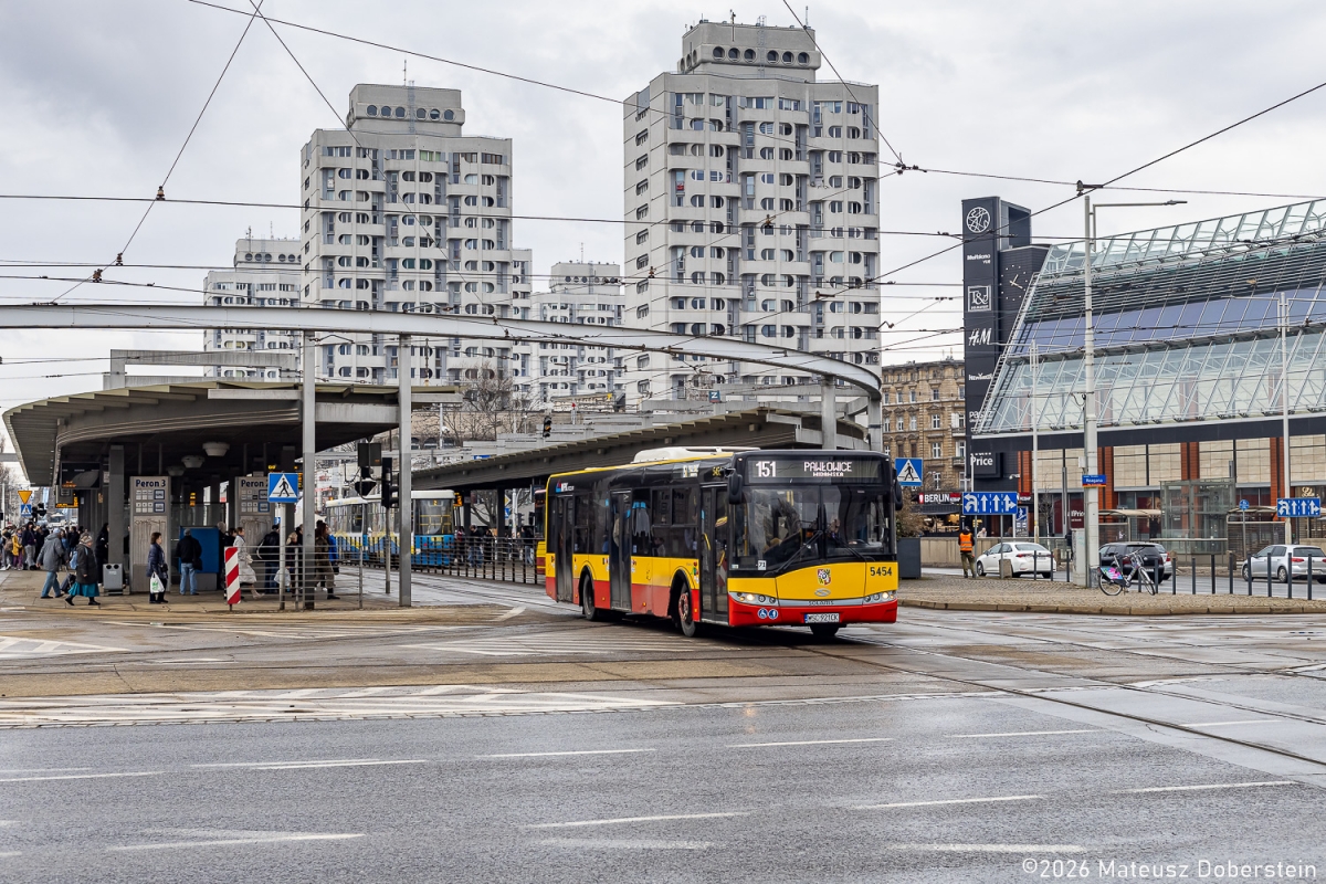 5454 (9421)
Arrivki jak jeĹşdziĹy, tak jeĹźdĹźÄ po stolicy ĹlÄska.
