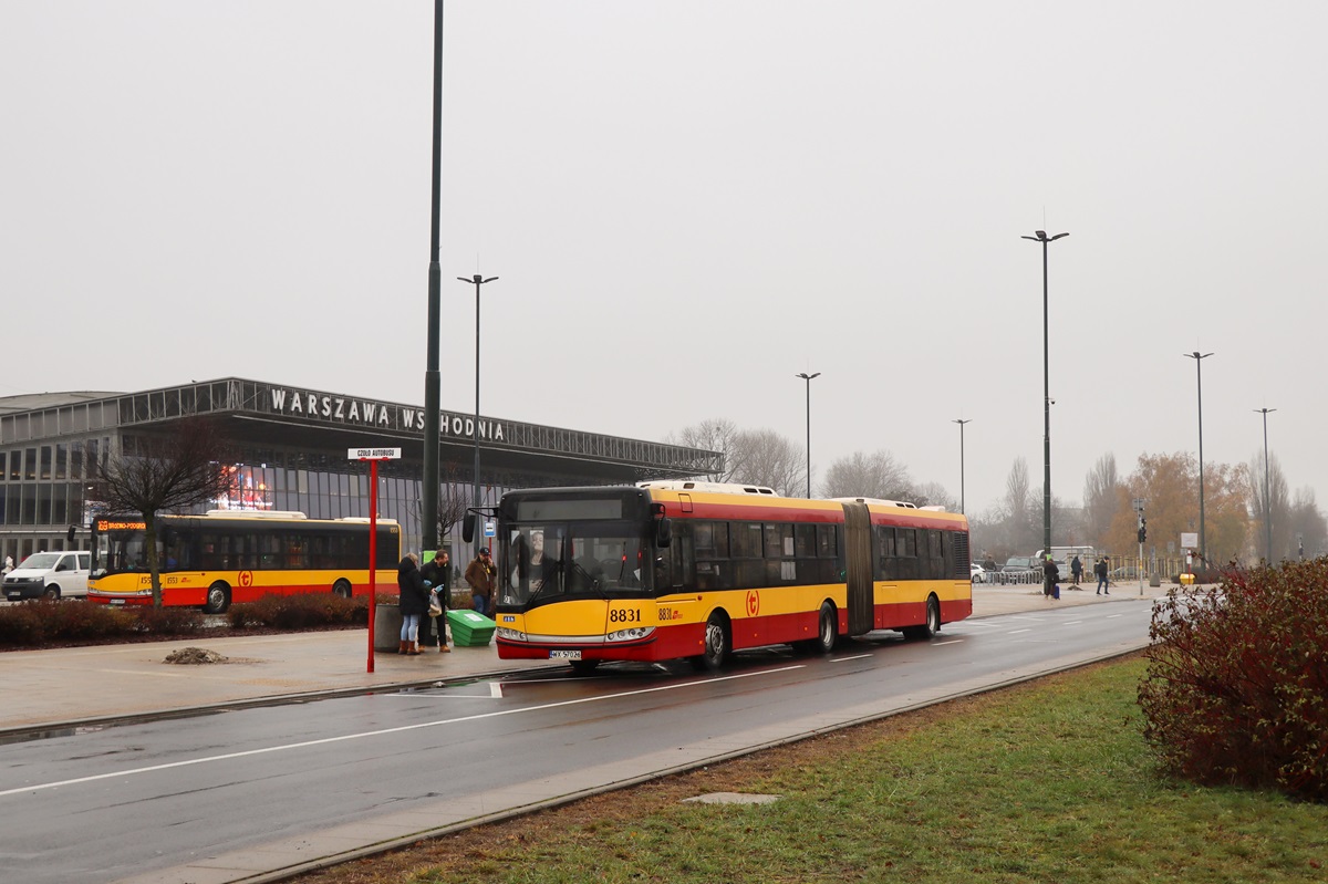 8831
TytuĹowy Solaris oczekuje na wykonanie kursu linii specjalnej MPP: Dw. Wschodni-Kijowska (10:30)-Dw. Centralny (11:25)-Dw. Wschodni-Kijowska (12:25). Obok widoczny jest Solaris Urbino 12 #1553 w oczekiwaniu na wykonanie kursu linii numer 169: Dw. Wschodni-Kijowska (10:48)-BrĂłdno Podgrodzie (11:19). 

