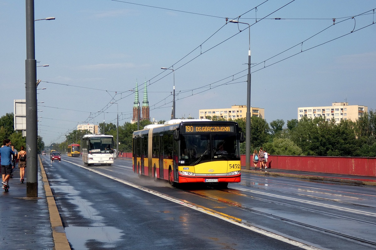 5452
Solaris jedzie w obsĹudze opĂłĹşnionego o ok. 10 minut kursu linii numer 190 w relacji CH Marki (16:25)-Os. GĂłrczewska (17:27). Za nim jedzie Mercedes-Benz O550H #63 w obsĹudze kursu linii W w relacji WoĹomin PKP (16:05)-Warszawa D.T. Centrum (17:02). 

