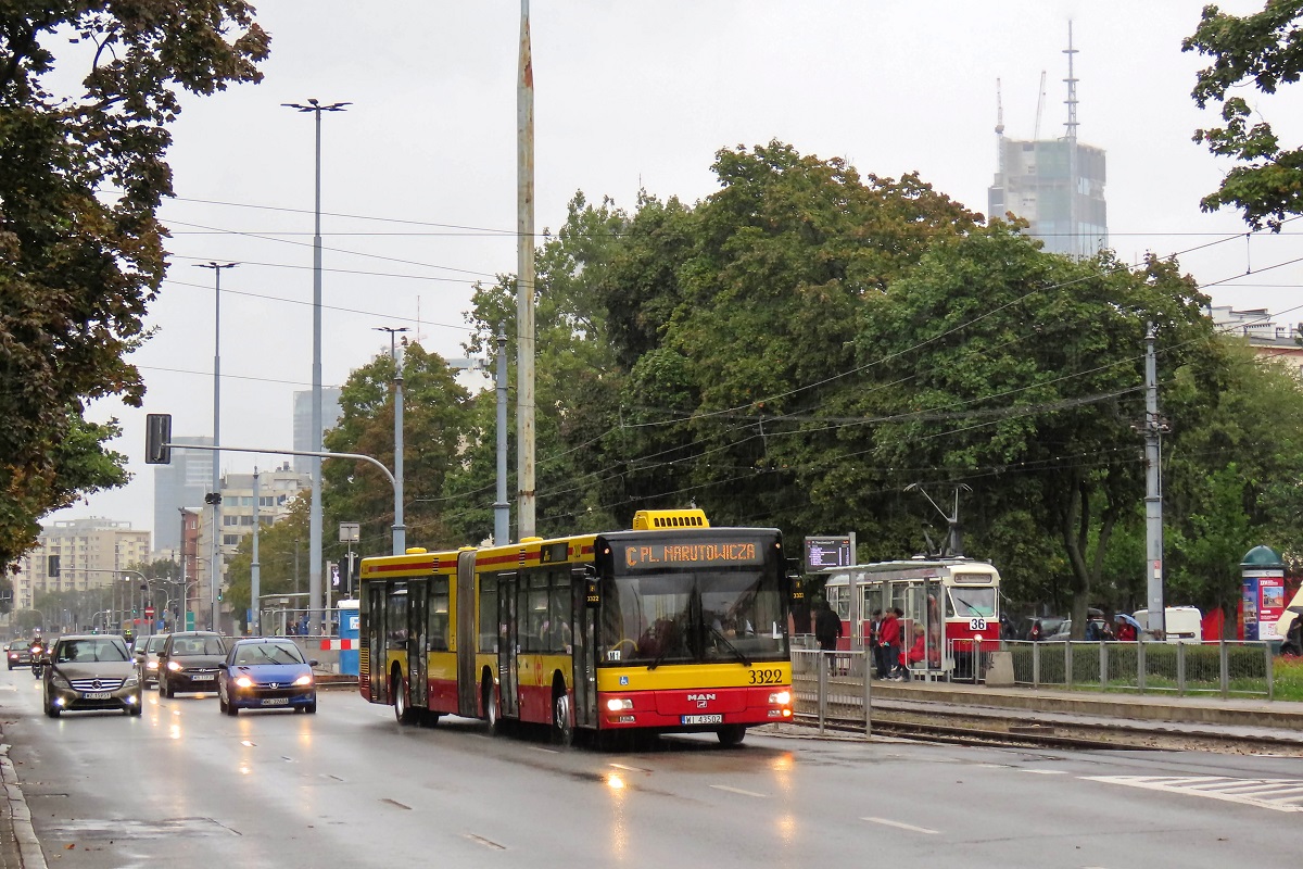 3322
MAN jedzie jako kurs linii specjalnej C â Centrum (14:24)-Plac Narutowicza (14:31). Na przystanku âPlac Narutowicza 13â widoczny jest 13N-795 jako kurs linii numer 36 â Metro Marymont (14:01)-Plac Narutowicza (14:35). 
Słowa kluczowe: DTP2021