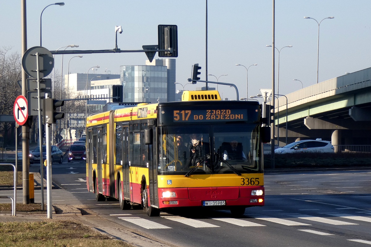 3365
MAN jedzie w obsĹudze opĂłĹşnionego o ok. 10 minut kursu linii numer 517 w relacji Ursus NiedĹşwiadek (8:33)-Centrum (9:21). 
