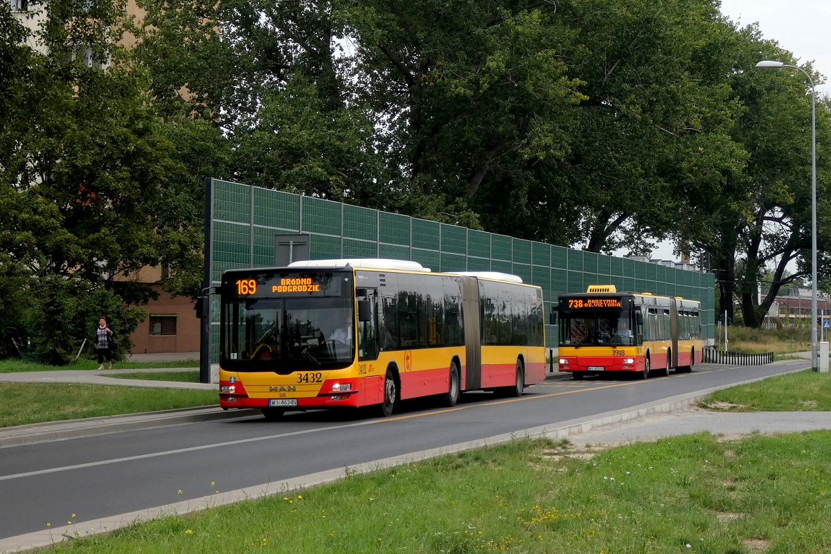 3432
MAN nowszej generacji jedzie w obsĹudze kursu linii 169 w relacji Dw. Wschodni-Kijowska (13:45)-BrĂłdno Podgrodzie (14:14). Za nim jedzie MAN starszej generacji (#3918) w obsĹudze kursu linii numer 738 w relacji Warszawa Dw. Wschodni-Kijowska (13:45)-Radzymin Os. Victoria (14:44). 
