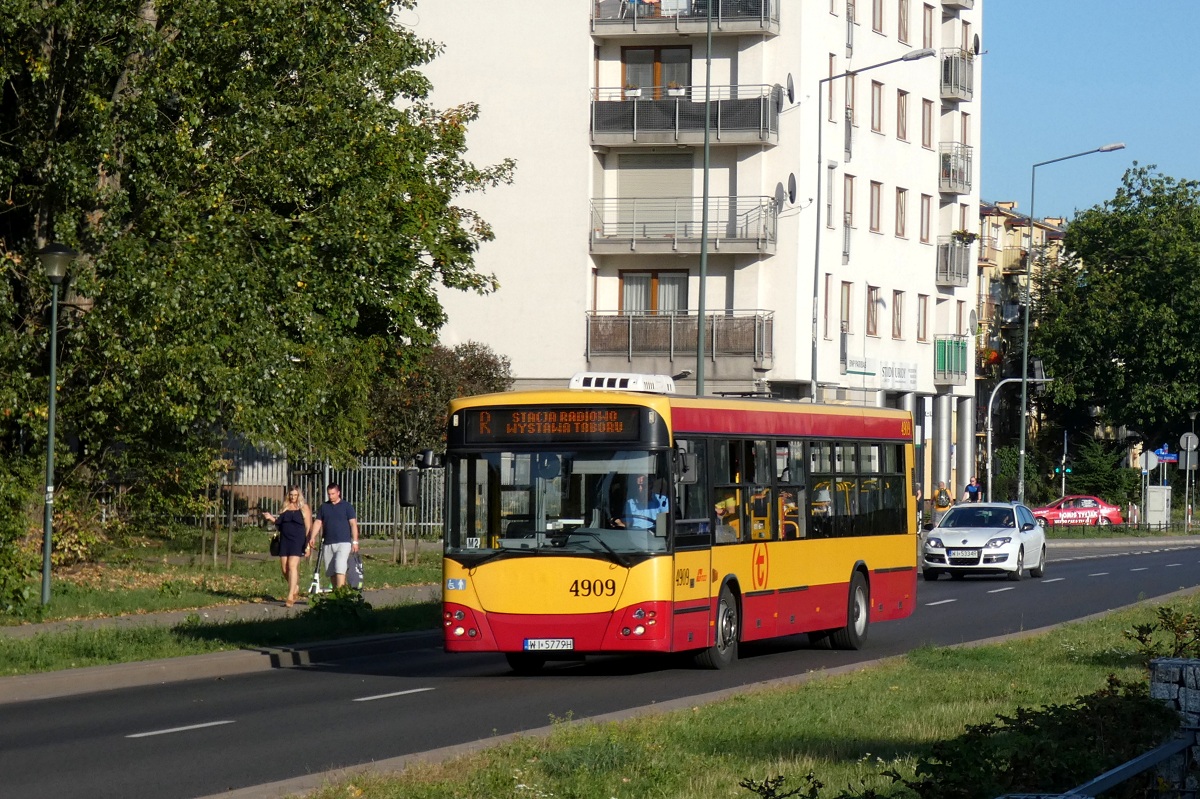 4909
Jelcz jedzie w obsĹudze kursu linii specjalnej R w relacji CRS Bielany (17:30)-Radiowo (17:50). Linia zostaĹa uruchomiona w zwiÄzku z II BielaĹskim Rodzinnym Spotkaniem z KolejÄ. 
Słowa kluczowe: M121I
