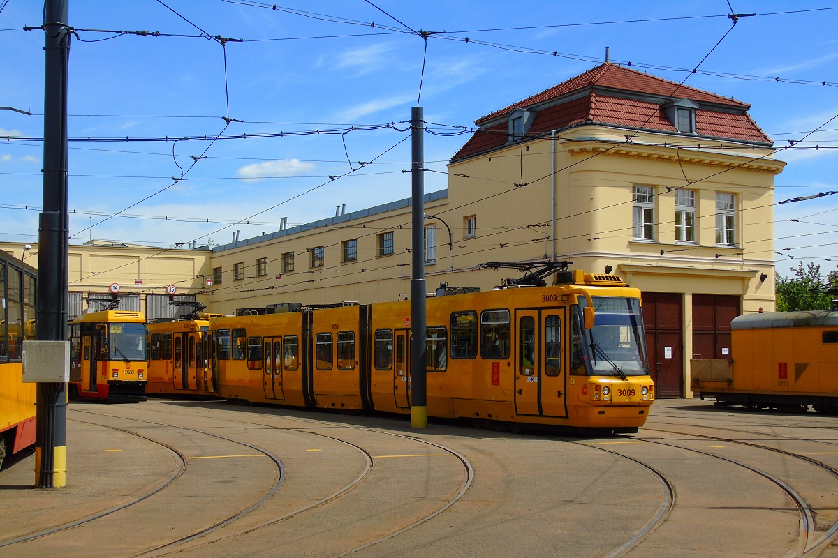 3009
Tytułowy Ubot wraz z drugim o numerze 3030 oraz Stopiątkami z numerami 1326+1325 stoją na terenie macierzystej zajezdni. 
