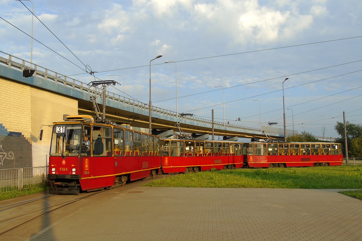 1184+1185+1194
StopiÄtki zaczynajÄ obsĹugÄ kursu linii numer 31 w relacji SĹuĹźewiec (7:01)-Metro Wilanowska (7:21). 
ByĹ to ostatni dzieĹ kursowania potrĂłjnych skĹadĂłw 105Na w Warszawie. PĂłki co nic nie zapowiada by ta sytuacja miaĹa siÄ zmieniÄ.
Słowa kluczowe: PotrĂłjniak