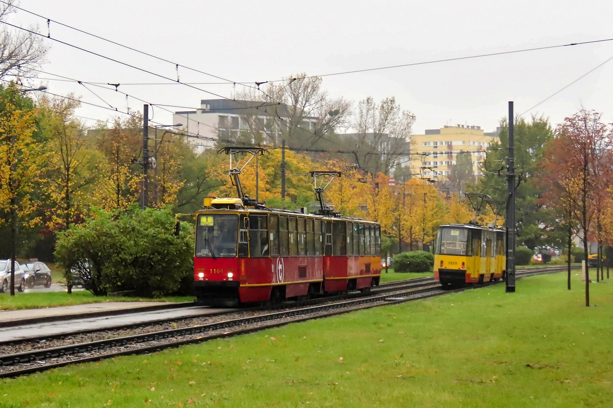 1164+1165
105Na-1164+1165 zatrzymujÄ siÄ na przystanku âRondo DaszyĹskiego 05â jako kurs linii numer 1 â Annopol (8:47)-Woronicza (9:46). W tle widoczne sÄ 105Na-1219+1218 jadÄce jako kurs linii numer 22 â Wiatraczna (8:48)-Zajezdnia Ĺťoliborz (9:53). 
Słowa kluczowe: JesieĹ