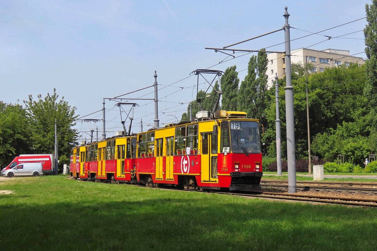 1166+1167+1165
StopiÄtki podczas jednego z fotostopĂłw w ramach imprezy âPotrĂłjniakiem po Warszawie â 5 lat od wycofania  skĹadĂłw 3x105Nâ.
Słowa kluczowe: PotrĂłjniak PotrĂłjniakiempoWarszawie