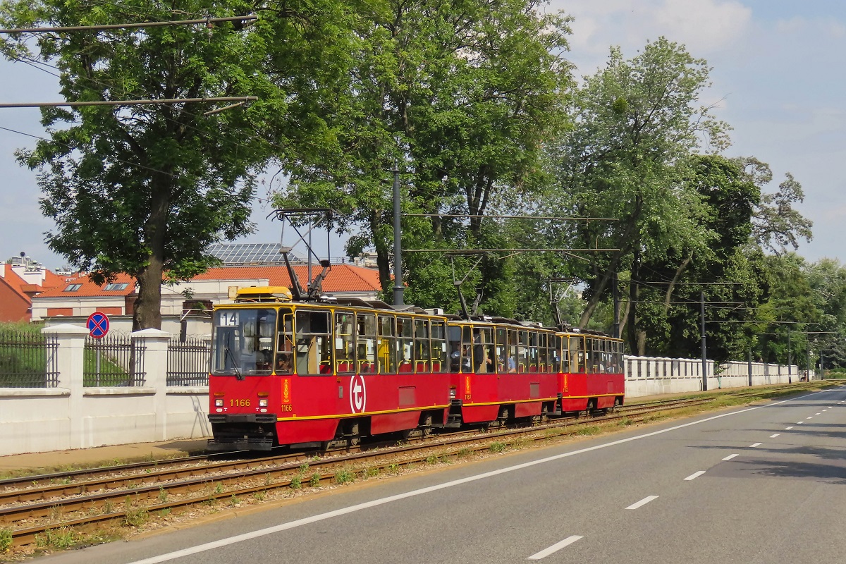1166+1167+1165
StopiÄtki podczas jednego z fotostopĂłw w ramach imprezy âPotrĂłjniakiem po Warszawie â 5 lat od wycofania  skĹadĂłw 3x105Nâ. 
Słowa kluczowe: PotrĂłjniak PotrĂłjniakiempoWarszawie