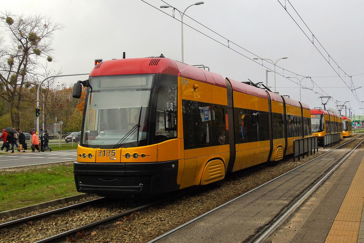 3135
Warszawa, ul. Marymoncka. Swing stoi zaraz za przystankiem "Cmentarz WĹoski" po poĹamaniu pantografu w trakcie wykonywania kursu linii numer 6 - Metro MĹociny (13:00)-GocĹawek (13:57). 
Słowa kluczowe: Awaria
