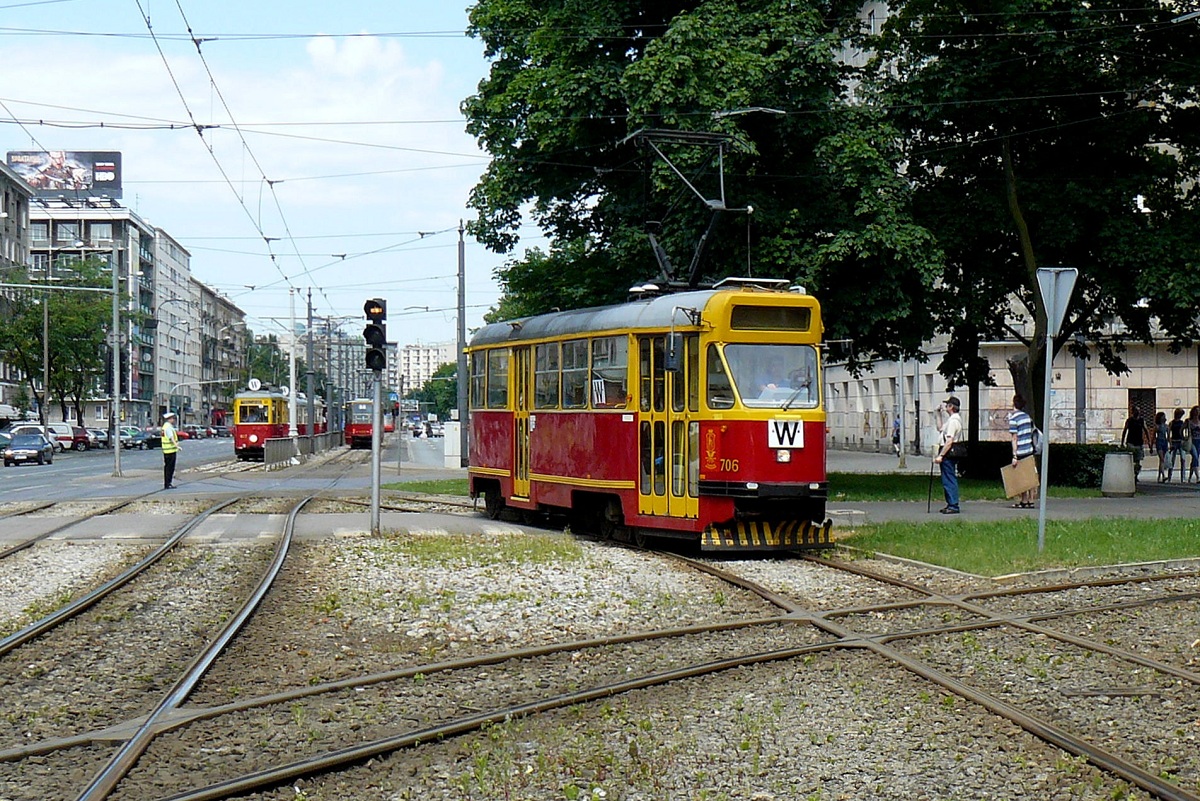 706
ParĂłwka bierze udziaĹ w paradzie z okazji przybycia do Warszawy pierwszego ze 186 SwingĂłw. W tle widoczny m.in. wagon N-607 . 
Słowa kluczowe: Konstal13N