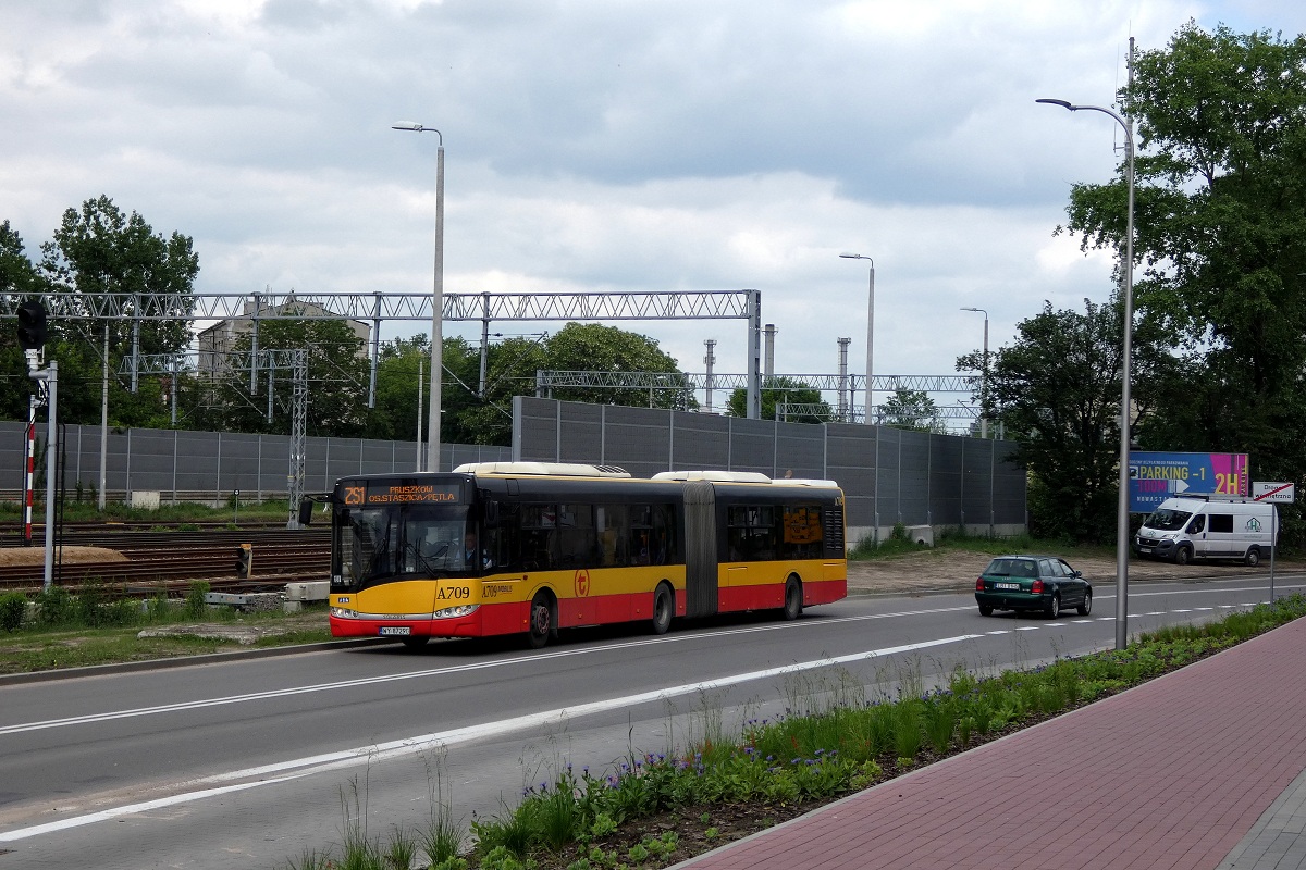 A709
Solaris jedzie w obsĹudze opĂłĹşnionego o ok.10 minut kursu linii ZS1 w relacji Warszawa Dw. Zachodni (13:15)-PruszkĂłw Os. Staszica (13:51). 
W dniach 6-27 maja 2019 r. PKP PLK w godzinach 9:45-20:00 zamykaĹa jeden z torĂłw linii 447 na odcinku Warszawa WĹochy-PruszkĂłw w zwiÄzku z realizacjÄ prac wykoĹczeniowych przy przeprowadzonej wczeĹniej kompleksowej modernizacji tej linii. W zwiÄzku z tym ZTM w godzinach 13:15-20:45 uruchomiĹ liniÄ ZS1 ktĂłra kursowaĹa z czÄstotliwoĹciÄ co 30 minut pomiÄdzy warszawskim Dworcem Zachodnim a Osiedlem Staszica w Pruszkowie i zastÄpowaĹa kursujÄce rzadziej w tym czasie pociÄgi linii S1. 
Słowa kluczowe: MOBSU18