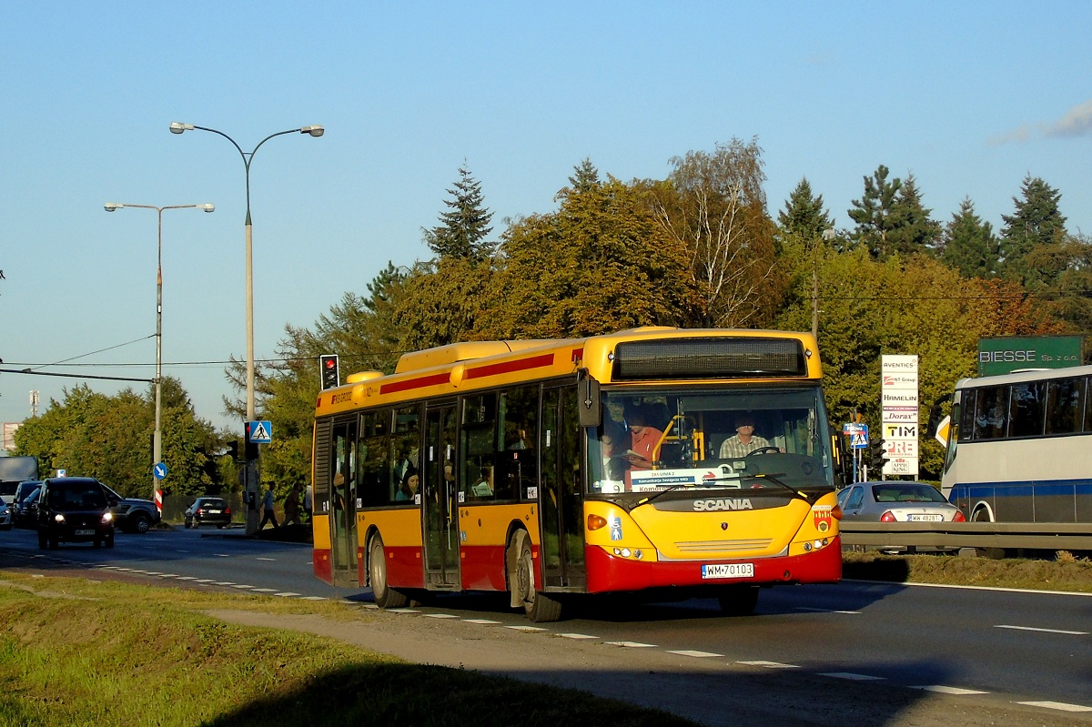 70229
Scania wyruszyĹa z przystanku "Ĺťywiecka 02" jadÄc w obsĹudze opĂłĹşnionego o ponad 10 minut kursu "2617" linii zastÄpczej WKD Z2 w relacji Warszawa Dworzec Centralny (17:26)-KomorĂłw WKD (18:16). 
Scania ta pierwotnie miaĹa jeĹşdziÄ na komunikacji miejskiej w Pruszkowie (stÄd herb Pruszkowa na przedniej masce) jednak do zadaĹ pruszkowskiej KM ostatecznie skierowano ScaniÄ 70250 (ex. A550) zaĹ tej po zakoĹczeniu kontraktu na komunikacjÄ zastÄpczÄ za pociÄgi WKD, przywrĂłcono dawny numer ZTM A529 i skierowano ponownie do zadaĹ ZTM. 
Słowa kluczowe: zawkd