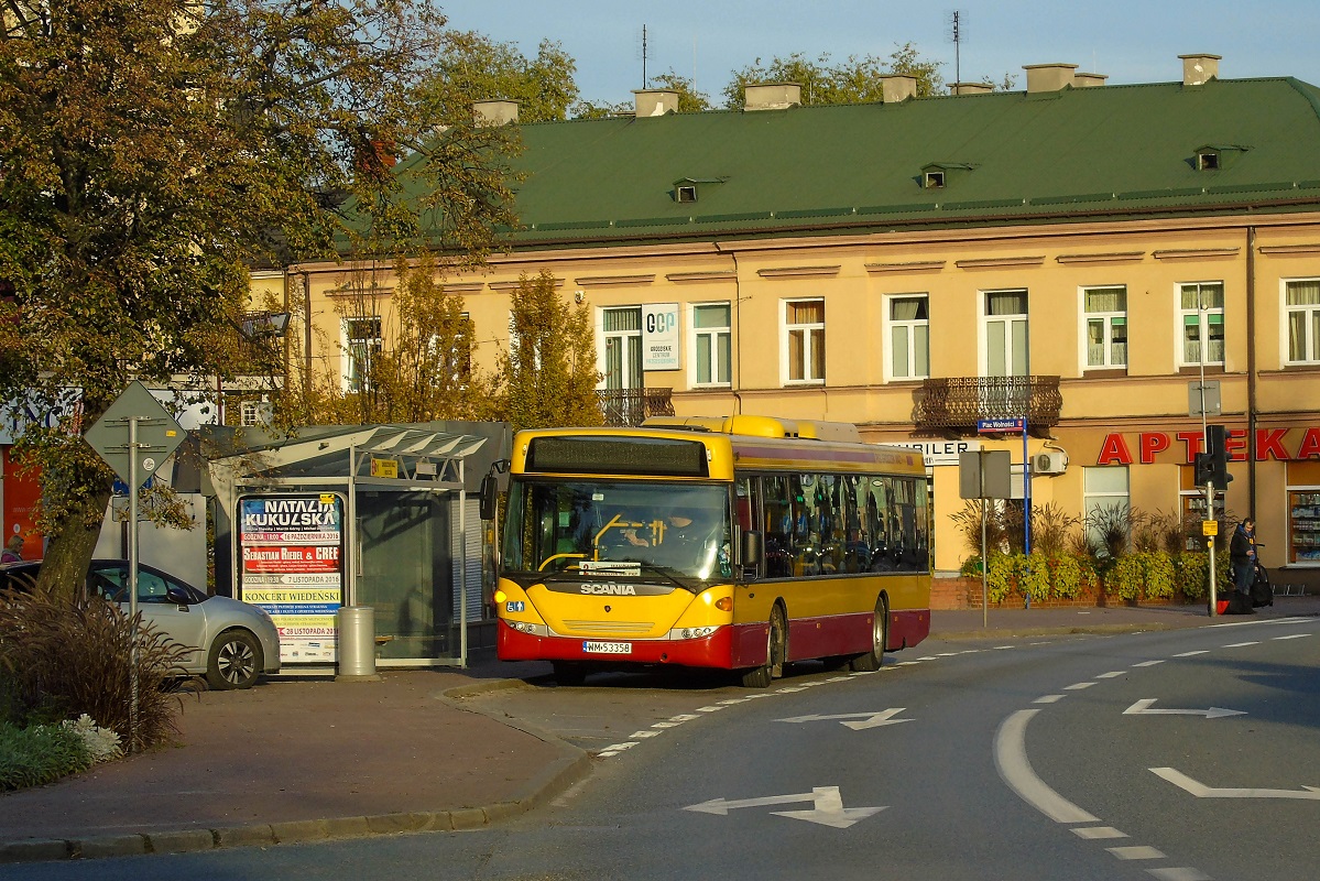70252
Scania stoi na przystanku "Grodzisk KoĹciĂłĹ 01" jako kurs "5129" linii numer 2 w relacji SiestrzeĹ (16:08)-MakĂłwka (16:52). 

