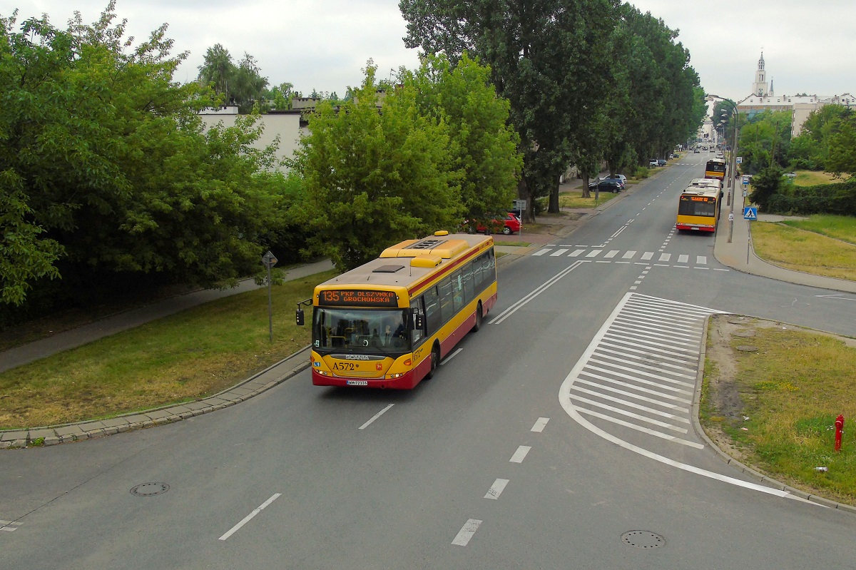 A572 (80272)
Scania zaraz zakoĹczy wykonywaÄ kurs linii numer 135 w relacji Plac Hallera (7:11)-PKP Olszynka Grochowska (7:58). 

