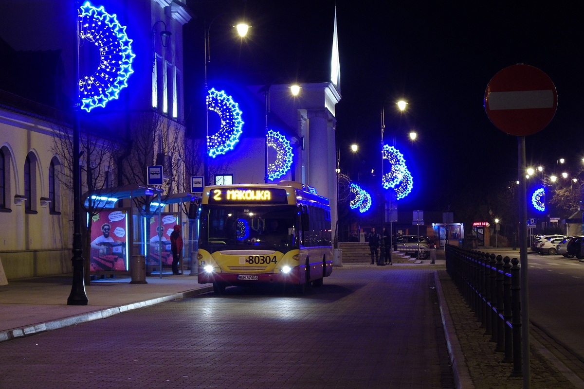 80304
Scania stoi na przystanku "Grodzisk Dworzec PKP 01" wykonujÄc kurs â5133â linii numer 2 w relacji SiestrzeĹ (18:15)-MakĂłwka (18:59). 
Słowa kluczowe: DziwadĹo Iluminacja