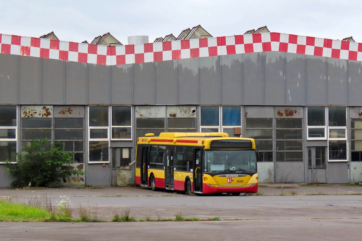80293
Scania stoi "w zapasie" na terenie zajezdni. 
