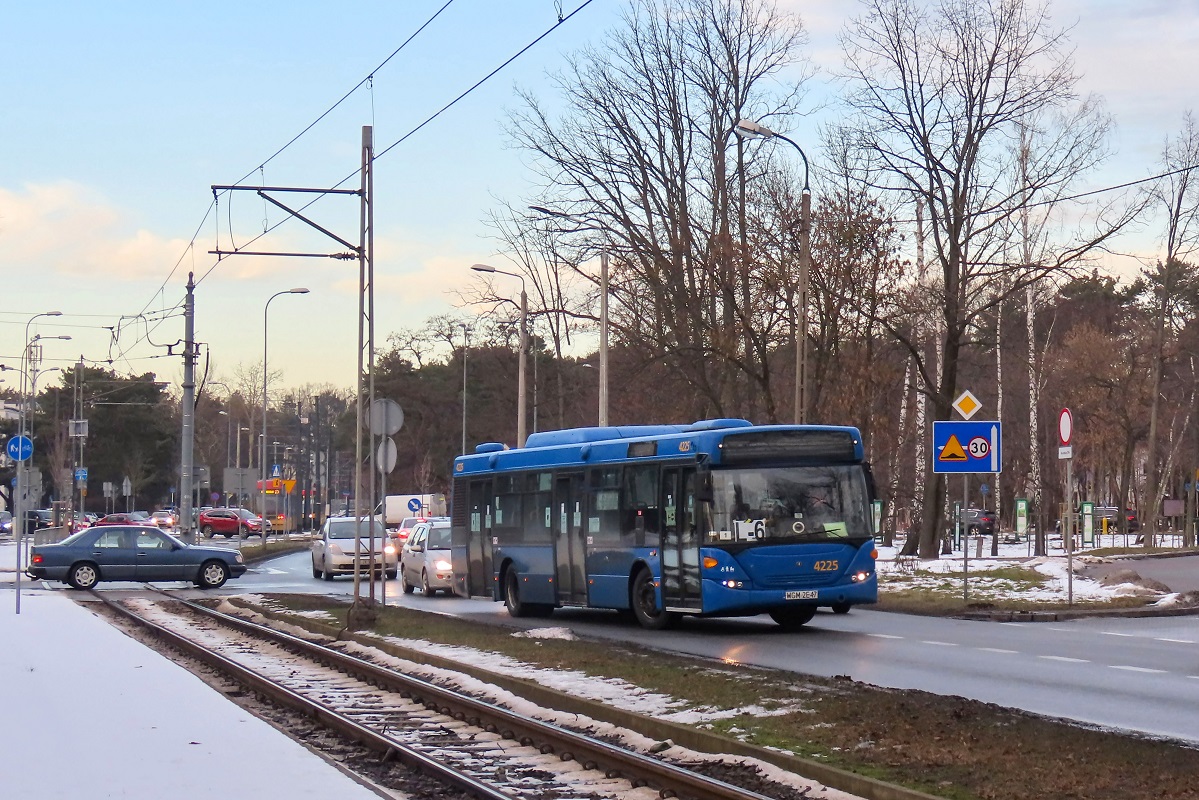 80308
Scania jedzie jako kurs linii numer L-6 â PilaszkĂłw (14:24)-Warszawa Stare Bemowo (15:17). 
WĂłz z racji zakoĹczenia obsĹugi linii typu "L" w Starych Babicach musiaĹ straciÄ dotychczasowe numery taborowe (choÄ w tym przypadku PKS by siÄ wywiÄzaÄ z obowiÄzku i by autobus miaĹ na burcie jakikolwiek numer taborowy postanowiĹ jedynie zerwaÄ pierwszÄ cyfrÄ dotychczasowego numeru) i oznaczenia Warszawskiego Transportu Publicznego. Nikt jednak siÄ nie spodziewaĹ, Ĺźe juĹź kilkanaĹcie dni pĂłĹşniej wĂłz ponownie powrĂłci do obsĹugi tych linii tym razem juĹź jako rezerwa pozakontraktowa (rezerwa kontraktowa jeĹşdzi sobie na kontrakcie w Grodzisku). Tym samym w sieci WTP moĹźna byĹo spotkaÄ 2 pojazdy ktĂłre na burcie byĹy oznaczone numerami 4225 - powyĹźszÄ ScaniÄ i gazowego MAN-a z MZA Warszawa. 
Słowa kluczowe: DziwadĹo zima