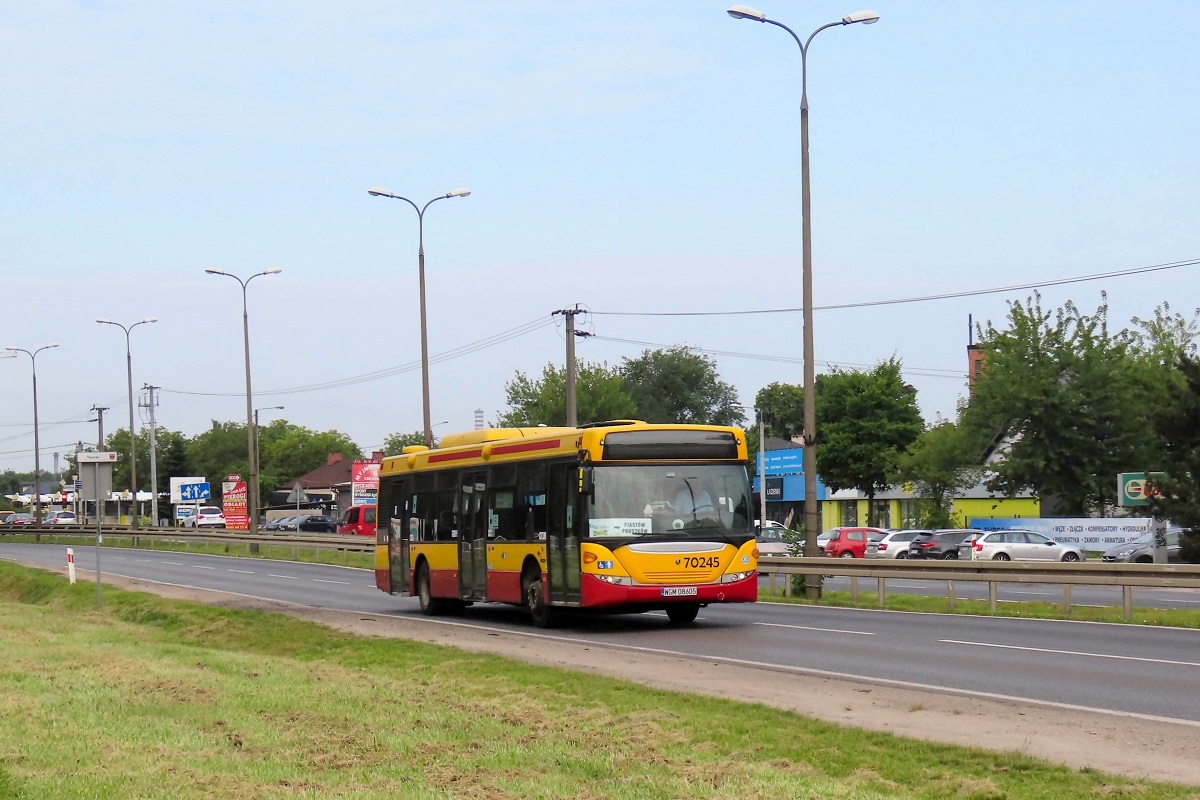 70245
Scania jedzie jako kurs linii podmiejskiej â Janki Auchan (8:00)-PiastĂłw OgiĹskiego (8:40). 
