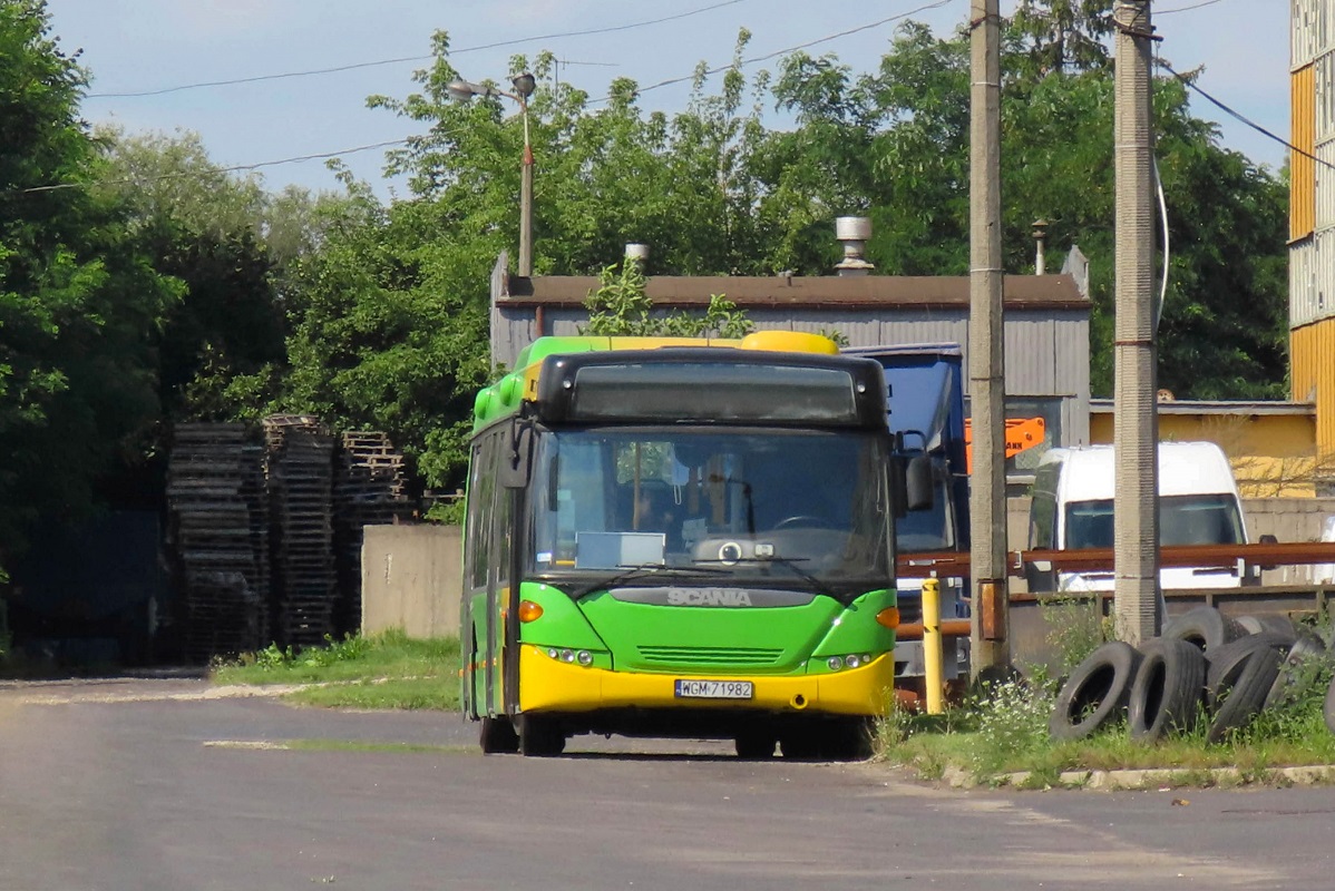 80305
Scania stoi na terenie zajezdni. 
W zwiÄzku z wygraniem w 2020 r. przetargu na 7-letniÄ obsĹugÄ pakietu linii komunikacji miejskiej w ElblÄgu przez konsorcjum PKS Grodzisk i PKS Gostynin oraz krĂłtkim czasem na przygotowywanie nowych wozĂłw do obsĹugi tychĹźe linii, zdecydowano siÄ na kilkumiesiÄczne odstÄpstwo z uĹźywanymi wozami. PKS Grodzisk w zwiÄzku z tym przemalowaĹ 2 swoje Scanie OmniCity (powyĹźsza oraz z numerem 30010) w barwy ZKM ElblÄg i wraz z poczÄtkiem 2021 r., wozy weszĹy do ruchu w elblÄskiej komunikacji gdzie jeĹşdziĹy przez kilka pierwszych miesiÄcy roku do czasu dostarczenia wszystkich 23 nowych ZAZ-Ăłw A10C3G. 

