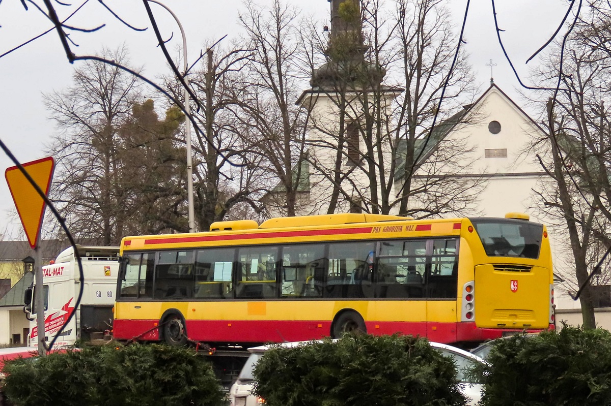 80293
Scania jedzie na lawecie do nowego wĹaĹciciela (zĹomiarz?). ZdjÄcie dodaje jedynie jako ciekawostkÄ - transport absolutnie mnie zaskoczyĹ i tylko takie zdjÄcie udaĹo siÄ popeĹniÄ. JeĹli siÄ nie spodoba to mogÄ je usunÄÄ. 
