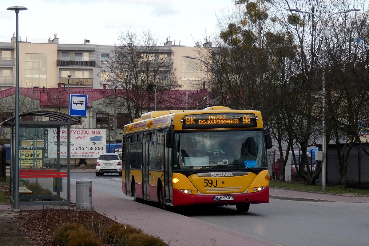 80293 (ex. A593)
Scania stoi na przystanku âGrodzisk Kopernika I 01â w obsĹudze kursu â5455â linii przyspieszonej BK w relacji Grodzisk Maz. Dw. PKP (16:20)-Grodzisk Maz. Dw. PKP (16:38) p. Grodzisk Maz. Os. Teligi (16:29). 
