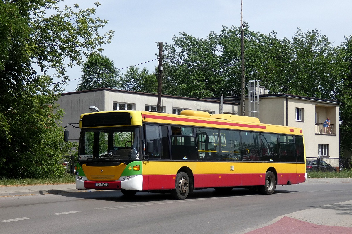 70218
Scania (dawna A518) jedzie w obsĹudze kursu linii S1 w relacji Sochaczew d.a./PKP/Sienkiewicza (13:40)-HalinĂłw (14:01).
Nietypowe malowanie czoĹa wynika z oszczÄdnoĹciowego przemalowania po zakoĹczonej delegacji w Zielonej GĂłrze gdzie schemat tamtejszego MZK naniesionego zgodnie z wytycznymi jedynie na przĂłd i tyĹ pojazdu. 
Same linie miejskie typu "S" w Sochaczewie od kwietnia b.r. majÄ podwyĹźszony komfort dziÄki wymogowi obsĹugi kontraktu przez 50 % wozĂłw niskopodĹogowych. 

