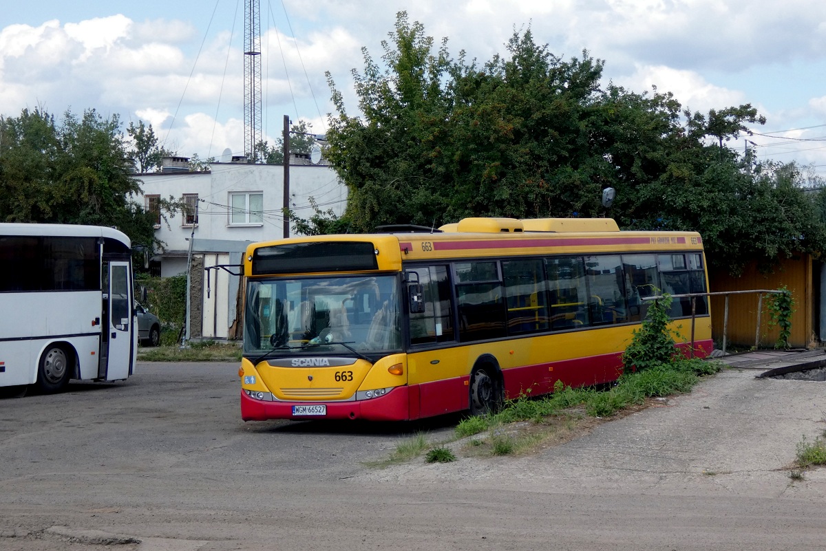 80265 
Scania (ex. 49663, A565) stoi na terenie pruszkowskiej zajezdni PKS Grodzisk przy ul. BryĹy. 
Jest to jedna z dwĂłch Scanii z pruszkowskiej zajezdni sĹuĹźÄcych jako nieformalne pojazdy rezerwowe na linie typu "L" obsĹugiwane przez tÄ zajezdniÄ. 
