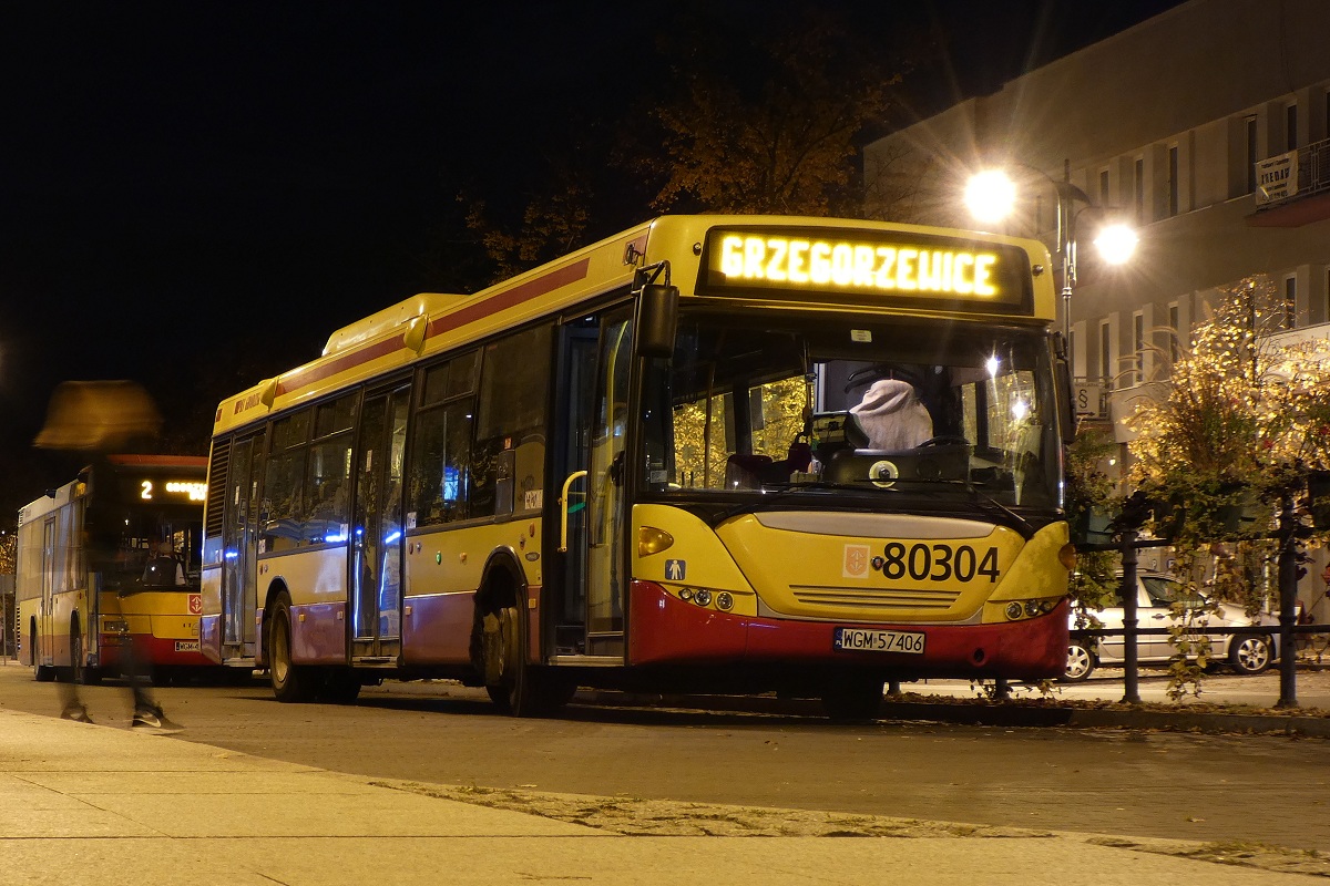 80304
Scania przyjechaĹa z grodziskiej zajezdni PKS Grodzisk by podjÄÄ kurs â143â linii podmiejskiej w relacji Grodzisk Maz. Dw. PKP (19:40)-Grzegorzewice (20:20). Za niÄ widoczny jest MAN EL283 #90216 po wykonaniu kursu â5136â linii numer 2 w relacji MakĂłwka (19:03)-Grodzisk Maz. Dw. PKP (19:21). NastÄpnie wykona kurs â5137â linii numer 2 w relacji Grodzisk Maz. Dw. PKP (20:07)-MakĂłwka (20:26). 
O tej porze na przystanku autobusowym pod dworcem PKP nie ma juĹź praktycznie Ĺźywej duszy. Od czasu do czasu widoczne sÄ jedynie duchy, czego powyĹźsze zdjÄcie jest najlepszym dowodem. ZaĹ sama Scania na linii komercyjnej PKS jest nadal rzadkoĹciÄ. Ich gĹĂłwnym zadaniem pozostaje obsĹuga komunikacji miejskiej. 
