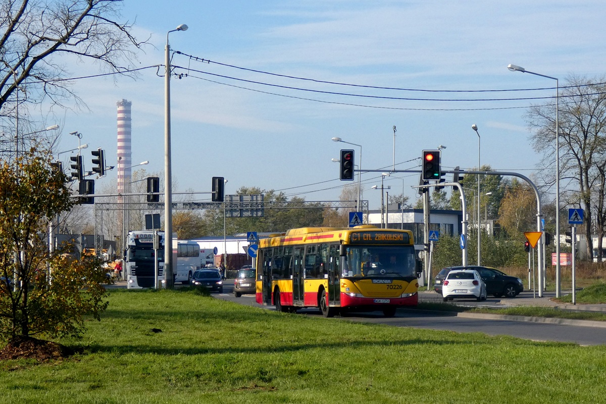 70226
Scania po zakoĹczeniu obsĹugi kursu linii C1 w relacji PruszkĂłw Os. Staszica (9:32)-PruszkĂłw ĹťbikĂłw Rondo (9:55) jedzie na pusto na pÄtlÄ przy przystanku âĹťbikowska 02â gdzie bÄdzie miaĹa moĹźliwoĹÄ wykrÄcenia i powrotu na liniÄ w przeciwlegĹym kierunku. 
W Pruszkowie tegoroczna komunikacja cmentarna skĹadaĹa siÄ z dwĂłch linii: C1 ĹÄczÄcej Osiedle Staszica i okolice dworca PKP z Cmentarzem Ĺťbikowskim (autobusy kursowaĹy z czÄstotliwoĹciÄ co 20 minut) oraz C2 ĹÄczÄcej Osiedle Staszica z Cmentarzem na GÄsinie i przystankiem WKD (autobusy kursowaĹy z czÄstotliwoĹciÄ co 40 minut). 
Słowa kluczowe: WĹ2019