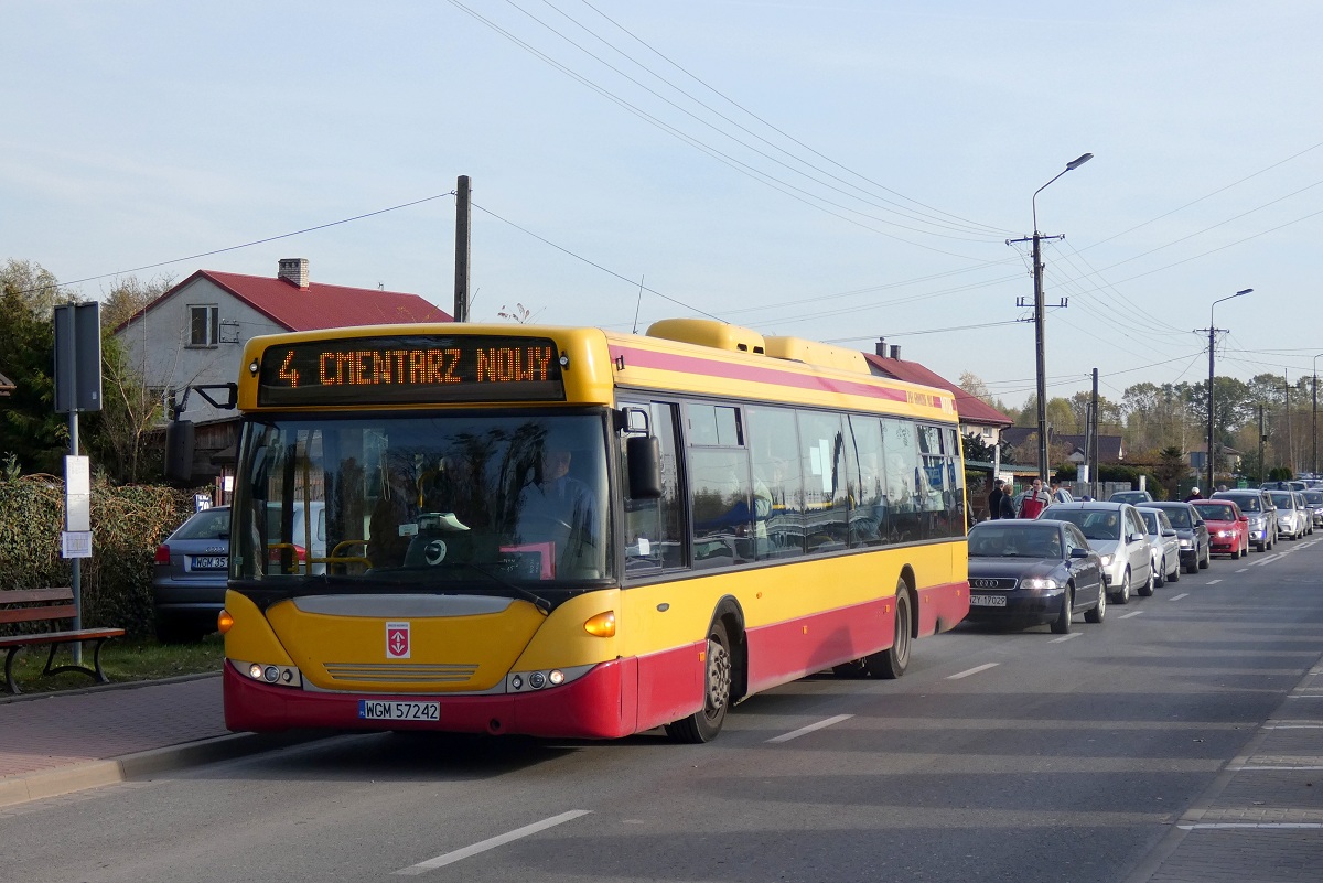 80275
Scania stoi na przystanku poczÄtkowym gdzie zacznie wykonywaÄ kurs linii numer 4 w relacji SzczÄsne Cmentarz Nowy (13:30)-Grodzisk Maz. Dw. PKP (13:40). 
W Grodzisku tegoroczna komunikacja cmentarna byĹa uboĹźsza niĹź zwykle (podstawowe linie kursowaĹy jak w soboty, dotychczas w godzinach 7:00-18:00 linie kursowaĹy zgodnie z rozkĹadem jazdy dnia powszedniego w czasie ferii). ZwiÄkszono jedynie czÄstotliwoĹÄ miejskiej linii numer 4 pomiÄdzy dworcem PKP w Grodzisku, a cmentarzem komunalnym w SzczÄsnem (na zdjÄciu jeden z takich kursĂłw), liniÄ numer 2 przedĹuĹźono do cmentarza w KuklĂłwce. Ponadto uruchomiono jeden kurs z Grodziska do cmentarza parafialnego w Ĺťukowie i z powrotem. 
