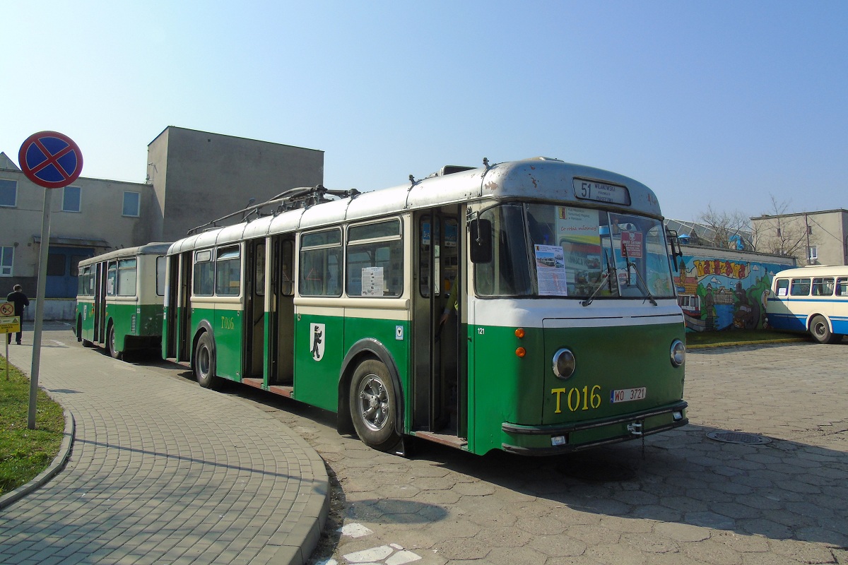 T016+P003
Saurer stoi na CWS podczas obchodĂłw 35-lecia istnienia KMKM. 
Słowa kluczowe: 35lecieKMKM