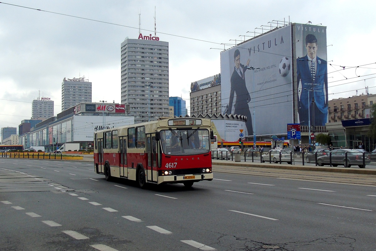 4617
Jelcz jedzie ulicami Warszawy w trakcie parady autobusĂłw w ramach MiÄdzynarodowego Zlotu Zabytkowych AutobusĂłw 2016. 
Słowa kluczowe: NM2016 PR110M