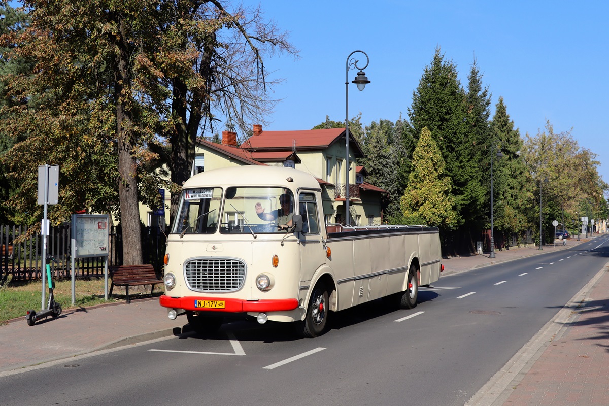 8083
OgĂłrek stoi na przystanku âGrodzisk Maz. KoĹciuszki 01â w trakcie przejazdu po trasie linii specjalnej K, uruchomionej z okazji Dnia Otwartego w WKD. W trakcie tego kursu zaĹoga autobusĂłw zapoznawaĹa siÄ trasÄ tejĹźe linii, a takĹźe rozklejano rozkĹad jazdy na przystankach. 
Słowa kluczowe: J043