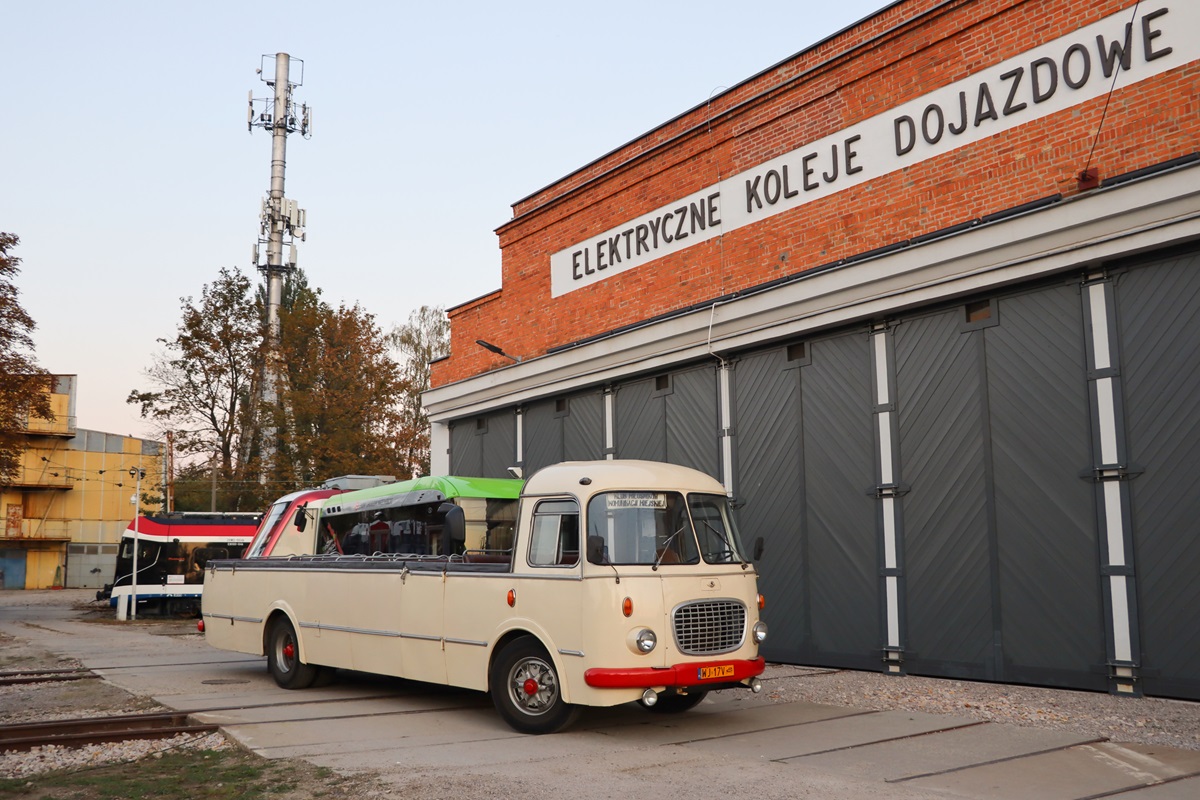 8083
OgĂłrek w trakcie przerwy po wykonaniu kursĂłw na linii specjalnej K i przed powrotem na ORT WĹoĹciaĹska, stoi obok zabytkowej hali dawnej elektrowozowni EKD w ktĂłrej obecnie mieĹci siÄ Izba Tradycji EKD/WKD. W tle widoczny jest Solaris Urbino 9LE electric #23073. 
Słowa kluczowe: J043