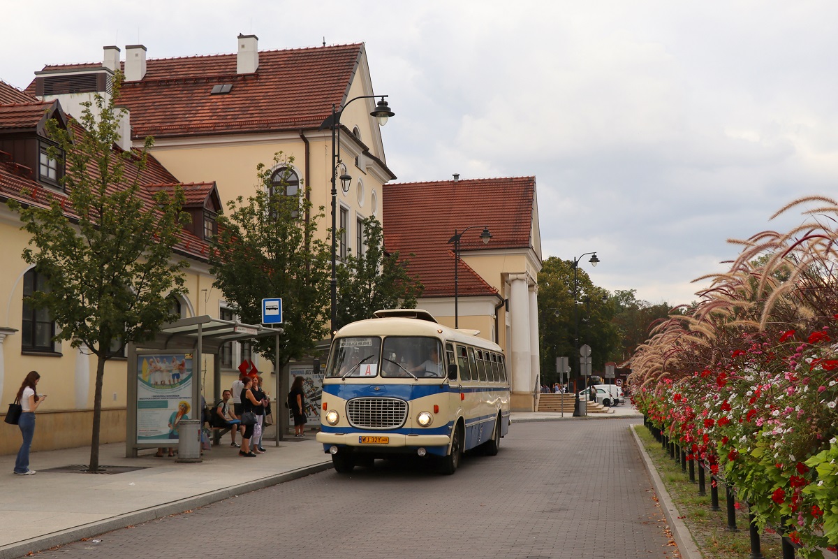 8081
OgĂłrek stoi na przystanku âGrodzisk Maz. Dw. PKP 01â jako kurs linii specjalnej A: BrwinĂłw Rynek (15:25)-Ĺťabia Wola UrzÄd Gminy (16:15). 
